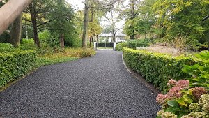 Tuinonderhoud oprit groen en grind