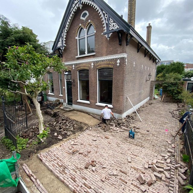 Tuinrenovatie opnieuw bestraten oprit